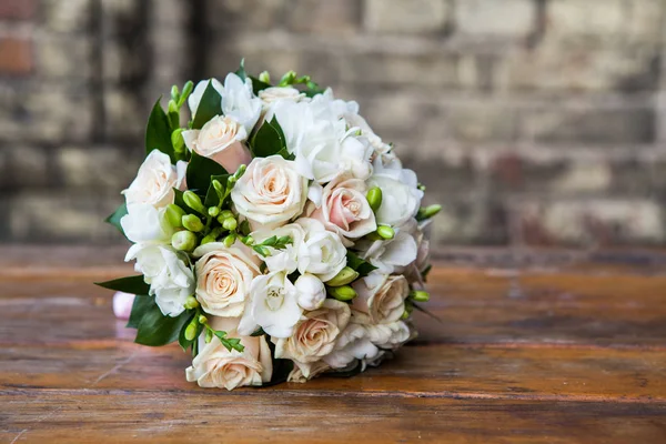 Ramo Boda Redondo Rosas Freesias Sobre Mesa — Foto de Stock