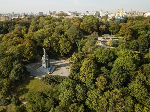 Ukrayna - Aziz Vladimir anıt Kiev şehir için hava görünüm ve kentsel park Volodymyrska Hill (Saint Volodymyr Hill, Volodymyrska hırka, Vladimirskaya gorka görünümünü seyahat)