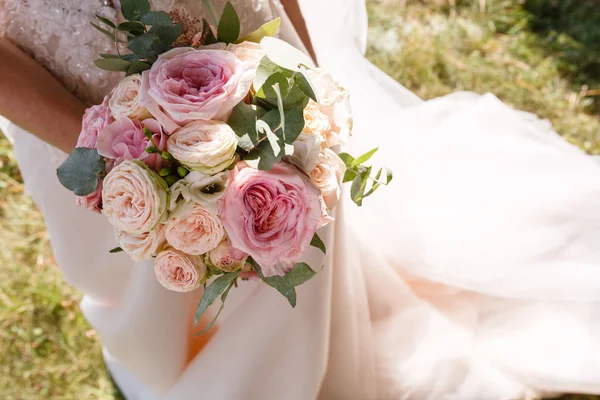 Hermoso Ramo Rústico Boda Con Rosas Blancas Mano Novia — Foto de Stock