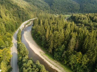 Bulutlar ve Karpatlar dağlar yukarıda, yakalanan nehir olan yol için havadan görünümü