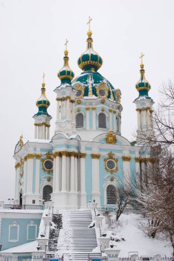 Kiev - ünlü turistik yerlerde kış Ukrayna'nın başkentinde St Andrew's kiliseye görüntülemek