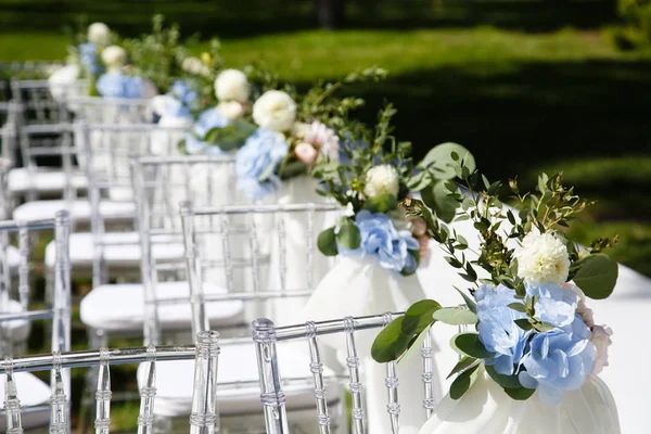 Ice Cubes Blue Flowers Stand Transparent Plastic Chairs Ready Wedding — Stock Photo, Image