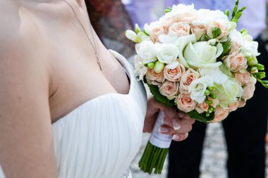 Güzel düğün buketi Gelinin ellerinde