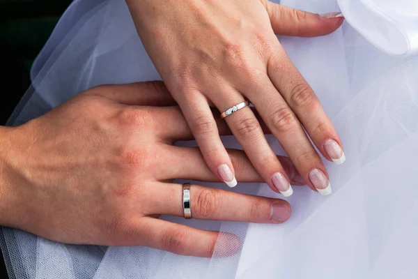 Noivo Segura Noiva Pela Mão Durante Cerimônia Casamento — Fotografia de Stock