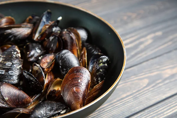 Miesmuscheln Mit Petersilie Und Knoblauch Wog Pfanne Auf Holzboden — Stockfoto