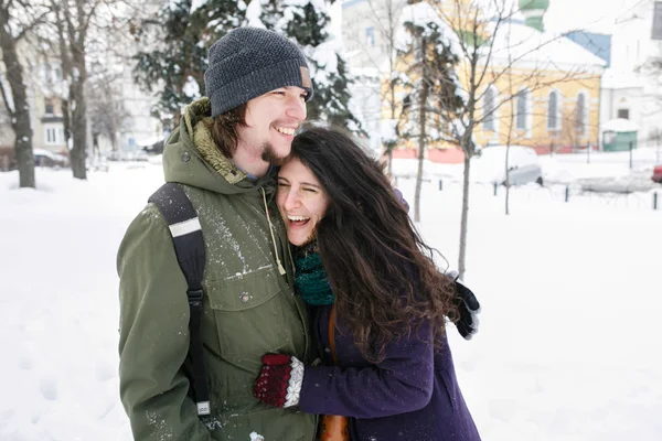 Jovens Felizes Apaixonados Casal Winter Park Divertindo — Fotografia de Stock