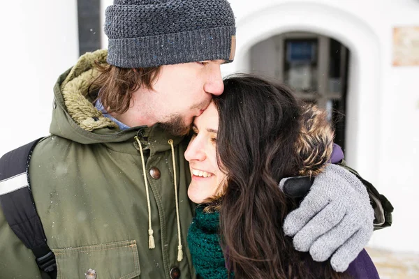 幸せな若い恋冬市のカップルが楽しんで — ストック写真