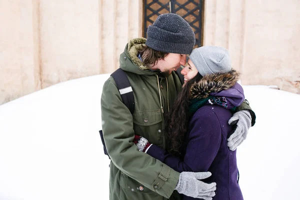 幸せな若い恋冬市のカップルが楽しんで — ストック写真