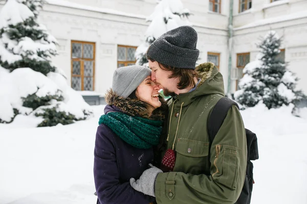 Jovens Felizes Apaixonados Casal Winter City Divertindo — Fotografia de Stock