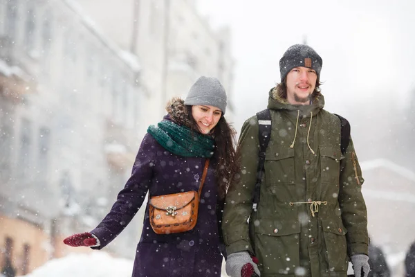 Jovens Felizes Apaixonados Casal Winter City Divertindo — Fotografia de Stock