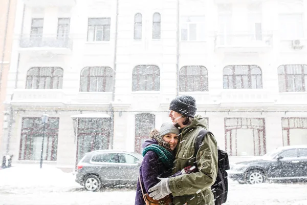 冬雪の日街背景で楽しんで幸せな若いカップル — ストック写真