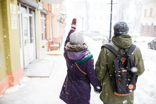 Jovens Felizes Apaixonados Casal Winter City Divertindo — Fotografia de Stock