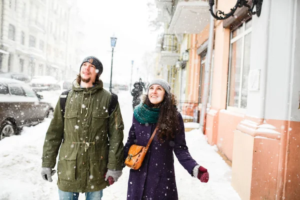 若いカップル 降雪下での街に — ストック写真