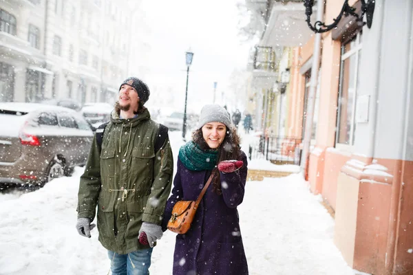 若いカップル 降雪下での街に — ストック写真