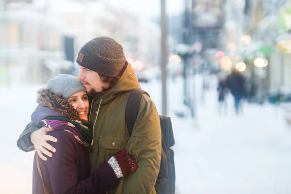 Jovens Felizes Apaixonados Casal Winter City Divertindo — Fotografia de Stock