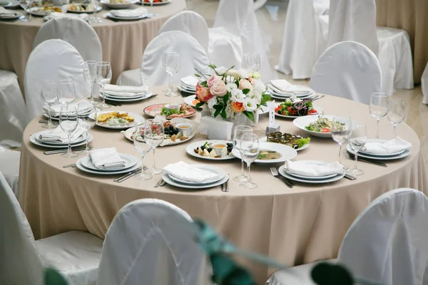 Servido Para Banquete Mesa Restaurante Con Platos Aperitivos Cubiertos Copas —  Fotos de Stock