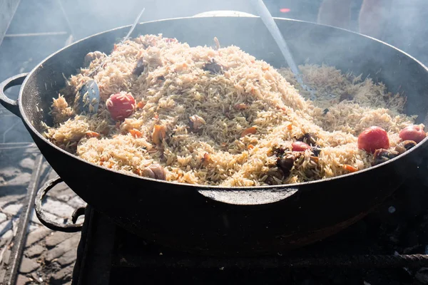 Sabroso Pilaf Uzbeko Caldero Aire Libre Festival Comida Callejera — Foto de Stock