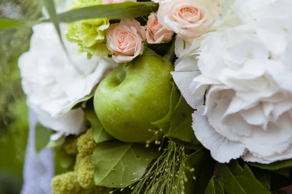 Красивое Свадебное Украшение Зеленого Яблока — стоковое фото
