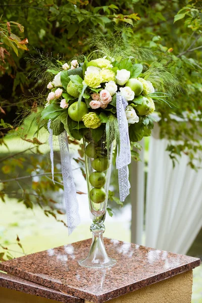 Hermosa Decoración Floral Boda Con Manzana Verde — Foto de Stock