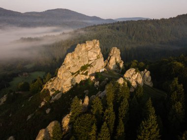 Ünlü Ukraynaca peyzaj - Tustan kale - arkeolojik ve doğal anıt ulusal önem Urych sunrise, Ukrayna, Karpat Dağları, için muhteşem havadan görünümü