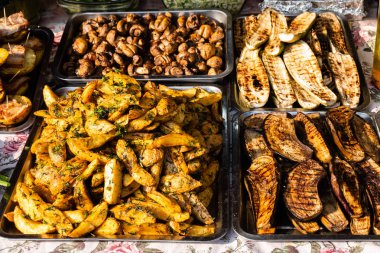 lezzetli sebze ızgara açık ızgara, açık mutfak. Şehirde yemek festivali. lezzetli yemekler biber kabak sepeti üzerinde kavurma yiyecek-mahkeme