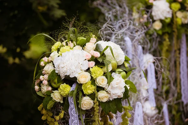 Güzel yeşil elma ile çiçek dekorasyon düğün