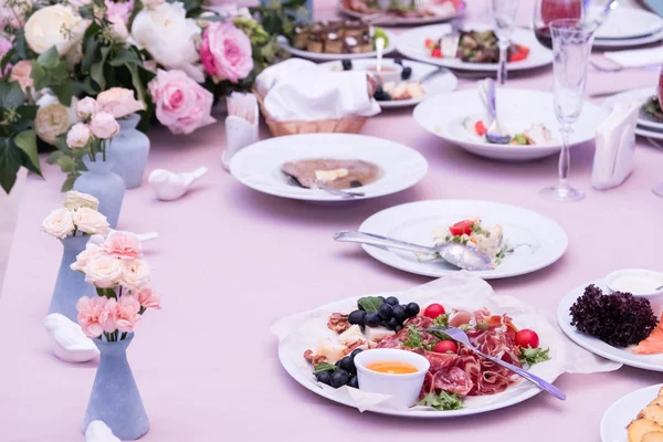 Servi Pour Table Banquet Restaurant Avec Plats Snack Couverts Verres — Photo