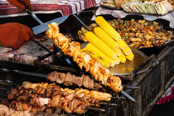 Las Manos Girando Brochetas Con Trozos Jugosa Carne Humeante Fragante —  Fotos de Stock