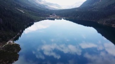 Ünlü Lehçe manzara - dağ gölü Morskie Oko, Tatra Dağları, Polonya için muhteşem havadan görünümü