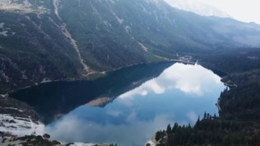 Ünlü Lehçe manzara - dağ gölü Morskie Oko, Tatra Dağları, Polonya için muhteşem havadan görünümü