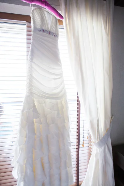 Bílé Svatební Šaty Visí Závěs Okna — Stock fotografie