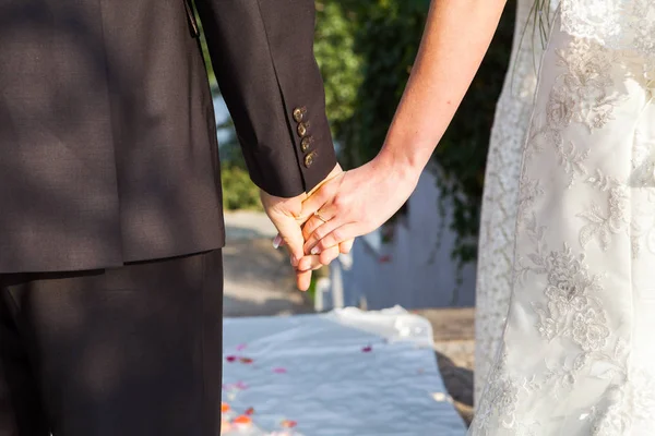 Pan Młody Posiada Panny Młodej Rękę Podczas Ceremonii Ślubnej — Zdjęcie stockowe