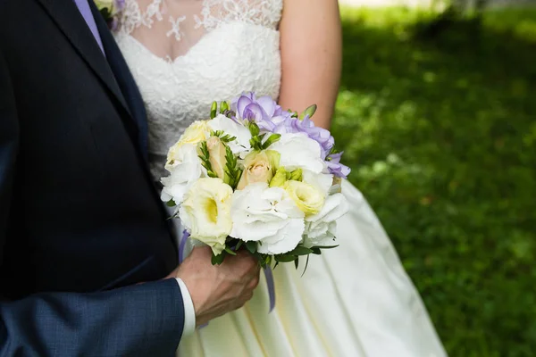 白とブルーの花の花束を持って長いドレスの花嫁 — ストック写真