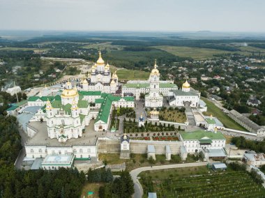 Havadan bakıldığında en büyük Ortodoks kilise kompleksi ve manastırı Dormition Pochayiv Lavra 1240 yılında Ukrayna 'nın Novy Pochaev kasabası yakınlarındaki bir dağda kuruldu.