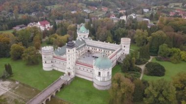 Krasiczyn, Polonya - 07 Ekim 2018: Hava Krasiczyn sarayda Krasicki görünümüne. Kalenin birkaç asil Polonyalı aileler için aitti ve birçok Polonyalı kral tarafından ziyaret etti