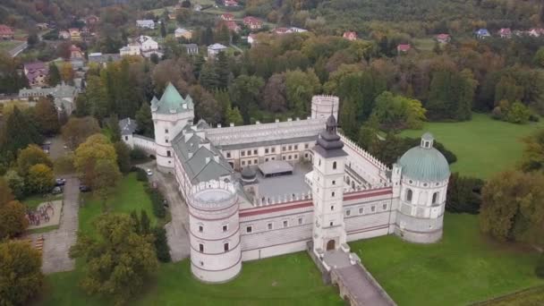 Krasiczyn Πολωνία Οκτωβρίου 2018 Αεροφωτογραφία Krasicki Παλάτι Στο Krasiczyn Κάστρο — Αρχείο Βίντεο
