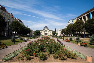Chernivtsi, Ukrayna. Temmuz, 2009 - Opera Tiyatrosu Chernovtsy şehir içinde. Bir Avrupa şehri sokakta güzel binalar.