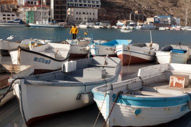 Kar maskesi, Ukrayna - 08 Ocak 2010: Sevastopol Kırım'ın kar maskesi Bay ahşap tekneler