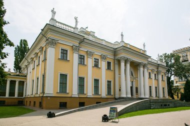 Gomel, Belarus - 09 Temmuz 2015: Rumyantsev Palace - Gomel Şehir Parkı Paskevich
