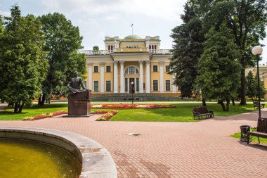Gomel, Belarus - 09 Temmuz 2015: Rumyantsev Palace - Gomel Şehir Parkı Paskevich