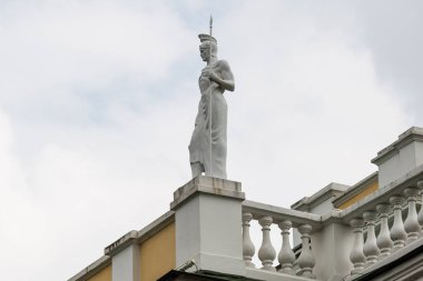 Gomel, Belarus - 09 Temmuz 2015: Heykelin üzerine Rumyantsev Sarayı - Paskevich Gomel Şehir Park, Beyaz Rusya
