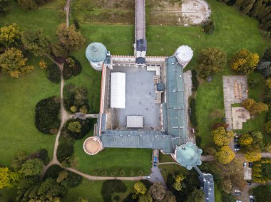 Krasiczyn, Polonya - 07 Ekim 2018: Hava üstten görünüm Krasicki sarayda Krasiczyn için. Kalenin birkaç asil Polonyalı aileler için aitti ve birçok Polonyalı kral tarafından ziyaret etti