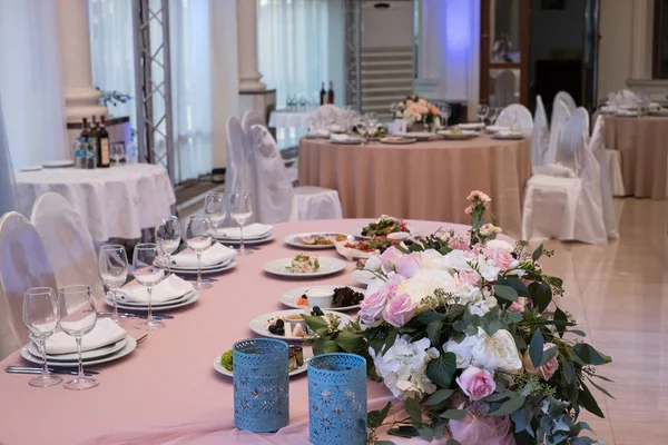 Mesa Con Mantel Rosa Servida Decorada Con Rosas Rosadas — Foto de Stock