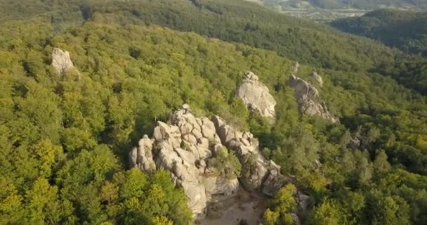 Vista Aérea Para Dovbush Rocks Bubnyshche Lugar Lendário Antigo Mosteiro — Vídeo de Stock