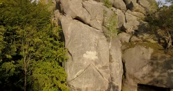 Vista Aérea Dovbush Rocks Bubnyshche Lugar Legendario Antiguo Monasterio Cuevas — Vídeos de Stock