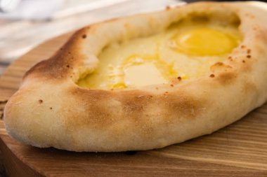 Acara khachapuri restoranında. Açık ekmek pasta peynir ve yumurta sarısı ile.