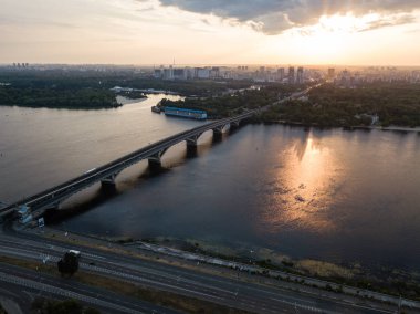 Kiev, Ukrayna cityscape görünümüne ile Dnipro Nehri Metro Köprüsü havadan görünümü