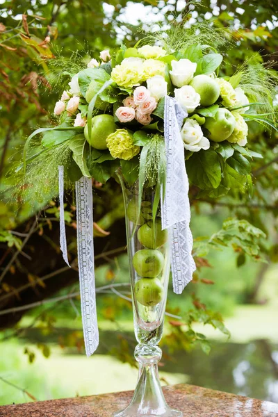 Hermosa Decoración Floral Boda Con Manzana Verde — Foto de Stock