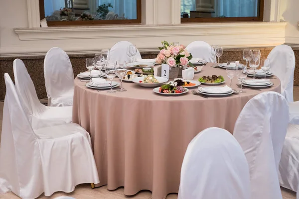 Servido Para Banquete Mesa Restaurante Con Platos Aperitivos Cubiertos Copas — Foto de Stock