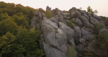 Sunrise - efsanevi bir yer, güzel doğal ormanları, turist ve gezginler Doğu Avrupa ve Ukrayna ile popüler ortasında fantastik kayalar eski mağara manastırda, Bubnyshche kayalarda Dovbush için havadan görünümü